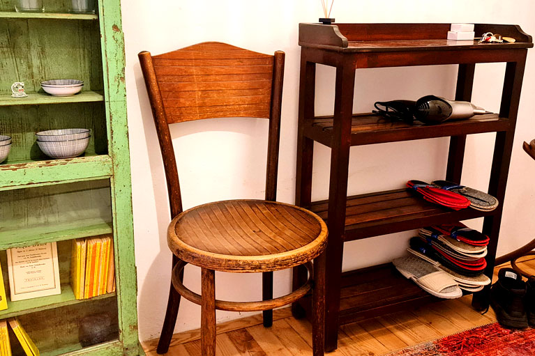 Vitrine, Stuhl und Sideboard